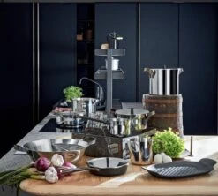 Alessi Edo Low Casserole With Handles 28 Cm, 5 L -Kitchenware Shop 0030 PU100 amb1 crop A4 3500pxl 1