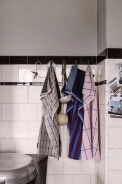 Ferm LIVING Hale Tea Towel, Brown - Navy Blue 9 Ferm LIVING Hale Tea Towel, Brown - Navy Blue -Kitchenware Shop 40 0004 kopier 2