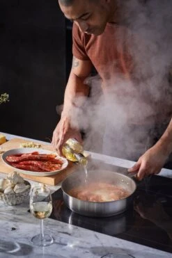 Fiskars All Steel Sauté Pan, 26 Cm -Kitchenware Shop FI Fiskars All Steel Saute pan 26cm Action 02