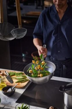 Fiskars All Steel Wok Pan, 28 Cm -Kitchenware Shop FI Fiskars All steel Wok pan 28cm Action 01