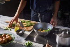 Fiskars All Steel Wok Pan, 28 Cm -Kitchenware Shop FI Fiskars All steel Wok pan 28cm Action 02