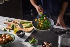 Fiskars All Steel Wok Pan, 28 Cm -Kitchenware Shop FI Fiskars All steel Wok pan 28cm Action 03