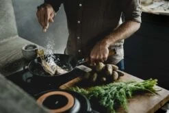 Fiskars Norden Cast Iron Frying Pan, 26 Cm -Kitchenware Shop Fiskars ActionNorden Fryingpan26cm frying fish Hero 1026569