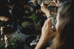 Fiskars Norden Cast Iron Casserole 6 L -Kitchenware Shop Fiskars Cooking Action Norden Pot 6L sharing dinner 1026566