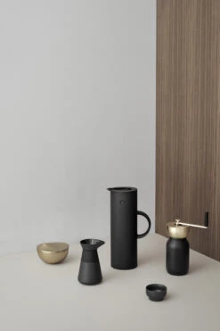 Stelton Collar Coffee Grinder, Black - Brass -Kitchenware Shop LS x 650 x 632 x 638 423 931 Peak Theo Collar EM77