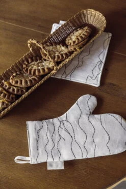 Saana Ja Olli Rakkauden Meri Pot Holder, White - Black -Kitchenware Shop Rakkauden meri Saana ja Olli hi res kuva Suvi Kesalainen 21