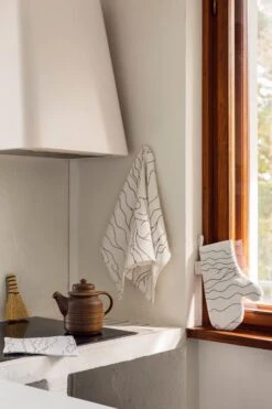 Saana Ja Olli Rakkauden Meri Pot Holder, White - Black -Kitchenware Shop Rakkauden meri Saana ja Olli hi res kuva Suvi Kesalainen 22 1