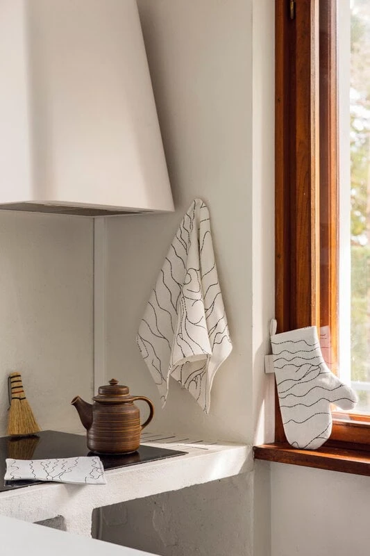 Saana Ja Olli Rakkauden Meri Tea Towel/place Mat, White - Black 4 Saana Ja Olli Rakkauden Meri Tea Towel/place Mat, White - Black - Image 2