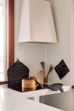 Saana Ja Olli Rakkauden Meri Pot Holder, Black - White -Kitchenware Shop Rakkauden meri Saana ja Olli hi res kuva Suvi Kesalainen 23 1