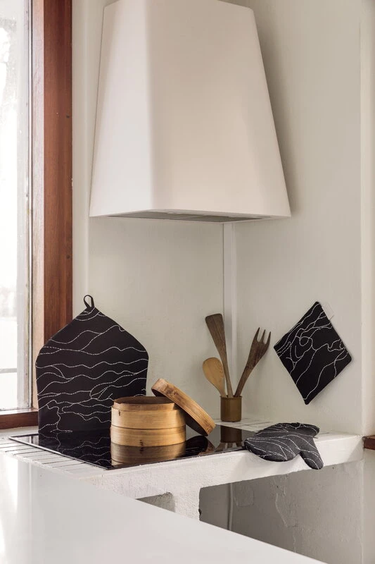 Saana Ja Olli Rakkauden Meri Tea Cozy, Black - White 5 Saana Ja Olli Rakkauden Meri Tea Cozy, Black - White - Image 3