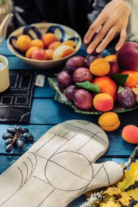 Saana Ja Olli Unien Talo Oven Mitten, Beige 4 Saana Ja Olli Unien Talo Oven Mitten, Beige - Image 2