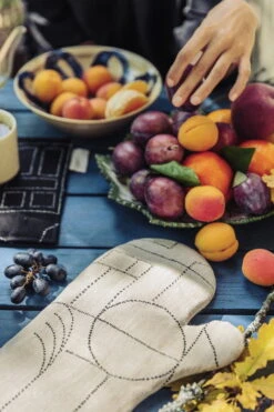 Saana Ja Olli Unien Talo Pot Holder/trivet, Black -Kitchenware Shop Saana ja Olli Unien talo 16 Suvi Kes l inen hires