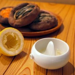 Tonfisk Design Oma Lemon Squeezer -Kitchenware Shop Tonfisk TNW011 MOOD 1500px 1920x