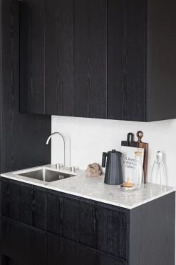 Alessi Plissé Electric Kettle 1,7 L, Black 8 Alessi Plissé Electric Kettle 1,7 L, Black -Kitchenware Shop Z7A8229