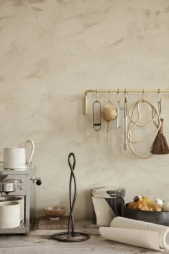 Ferm LIVING Curvature Paper Towel Holder, Black Brass 7 Ferm LIVING Curvature Paper Towel Holder, Black Brass -Kitchenware Shop fermLIVING AW21 CurvaturePaperTowelHolderBlackBrass PetiteSaltSet MergeTrivetMocha image