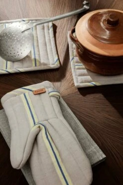 Ferm LIVING Hale Oven Mitt, Oyster - Lemon - Bright Blue 9 Ferm LIVING Hale Oven Mitt, Oyster - Lemon - Bright Blue -Kitchenware Shop fermLIVING SS22 HaleOvenMitt HalePotHolders image 1 1