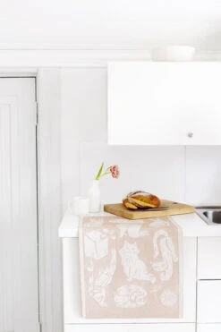 Lapuan Kankurit Kissanpäivät Hand Towel, White - Cinnamon -Kitchenware Shop lapuankankurit kissanpaivat towel white cinnamon 1